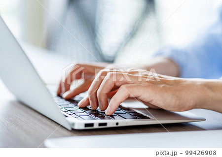 ノートパソコンでタイピングをする若い男性の手元イメージ　撮影協力「＋SHIFT NOGIZAKA」 99426908