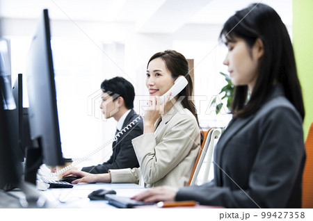 ビジネス　オフィス　電話　女性　通話　笑顔 99427358