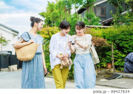 仲良しの友達と女子旅 99427634