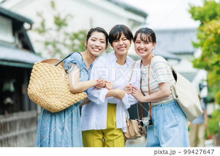 仲良しの友達と女子旅 99427647