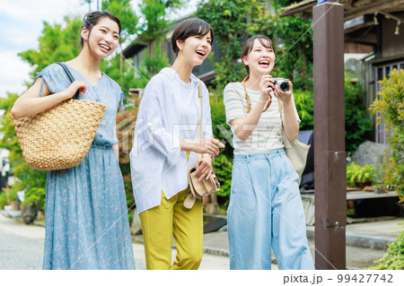 仲良しの友達と女子旅 99427742