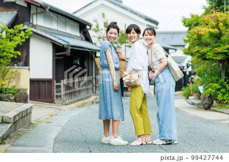 仲良しの友達と女子旅 99427744