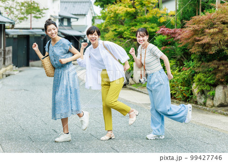 仲良しの友達と女子旅 99427746