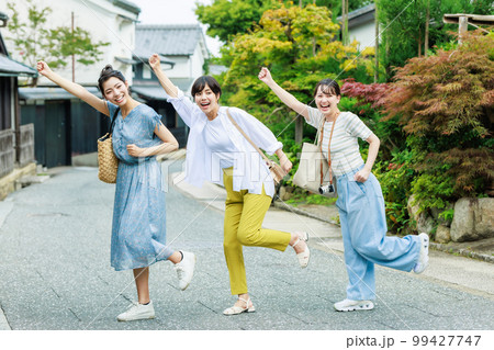 仲良しの友達と女子旅 99427747