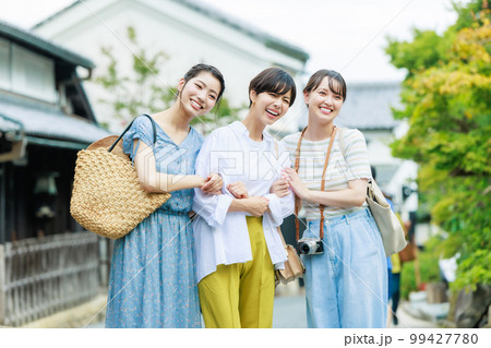 仲良しの友達と女子旅 99427780