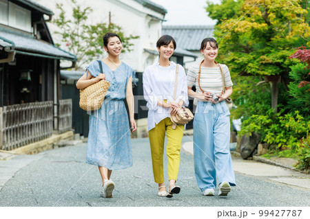 仲良しの友達と女子旅 99427787