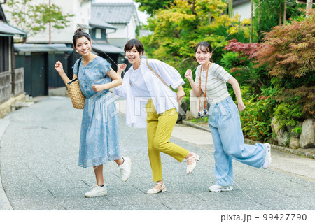 仲良しの友達と女子旅 99427790