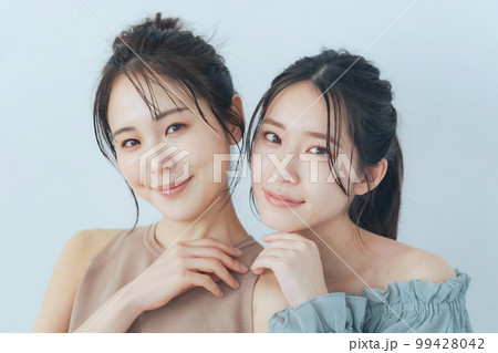 女性二人の美容イメージ　スキンケア　エステサロン 99428042