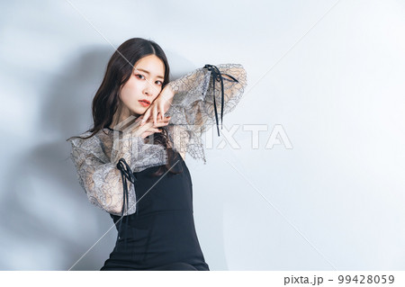 女性のファッションポートレート 女性のファッションポートレート 99428059