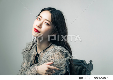 女性のファッションイメージ 99428071
