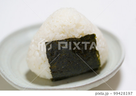 海苔の付いたおにぎり 白バック 海苔の付いたおにぎり 白バック 99428197
