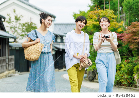 仲良しの友達と女子旅 99428463