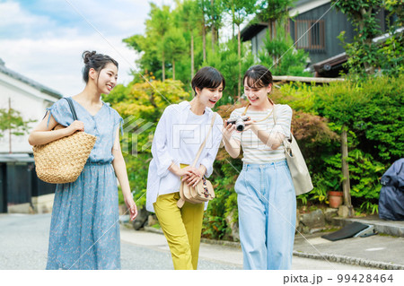 仲良しの友達と女子旅 99428464