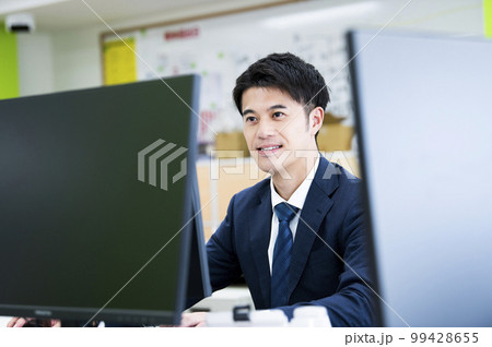 オフィスで働く男性 オフィスで働く男性 99428655