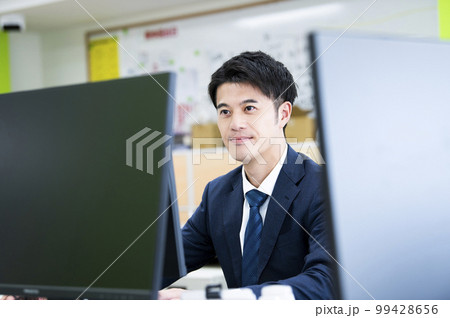 オフィスで働く男性 99428656