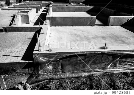 基礎工事中の一戸建て住宅 ベタ基礎のコンクリート　モノクロ コントラスト 99428682