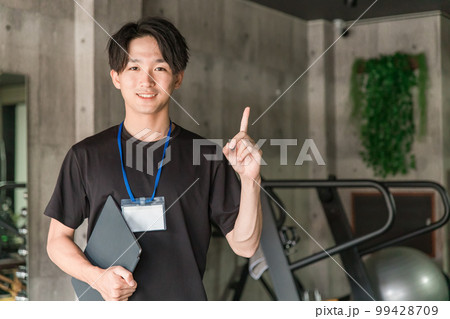 スポーツジムで働くスタッフ・トレーナー・インストラクター・作業療法士・理学療法士・柔道修復士の男性 スポーツジムで働くスタッフ・トレーナー・インストラクター・作業療法士・理学療法士・柔道修復士の男性 99428709