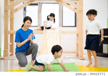 体操教室や保育園・幼稚園・療育での運動の様子 99428771