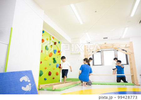 体操教室や保育園・幼稚園・療育での運動の様子 99428773