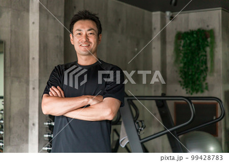 スポーツジムにいるスタッフ・トレーナー・インストラクター・作業療法士・理学療法士・柔道修復士の男性 スポーツジムにいるスタッフ・トレーナー・インストラクター・作業療法士・理学療法士・柔道修復士の男性 99428783