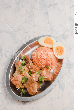 ケチャップライスと鶏手羽元のランチ 99428826