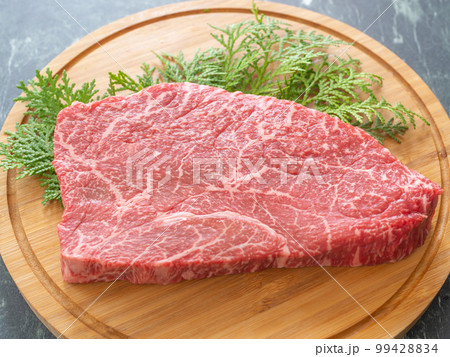 和牛の赤身ステーキ肉 99428834