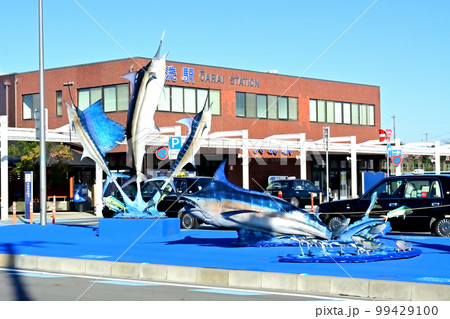 大洗駅と、駅前ロータリーのモニュメント 99429100