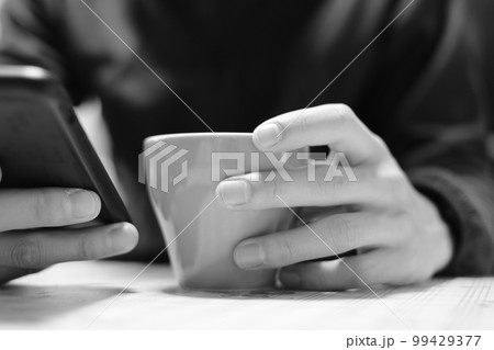 スマートフォンとティーカップ 99429377