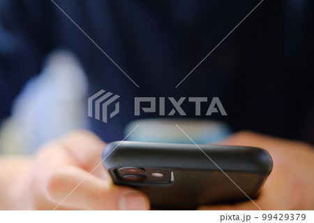 スマートフォンを触る手 99429379