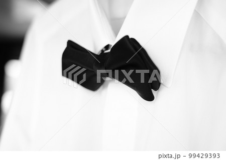 ボウタイと白シャツ 99429393