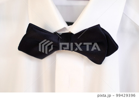 ワイシャツと蝶ネクタイ 99429396