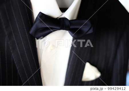 友人の結婚式に蝶ネクタイとポケットチーフの写真素材 [99429412] - PIXTA