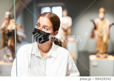 Positive female mask with paper...の写真素材 [99429542] -