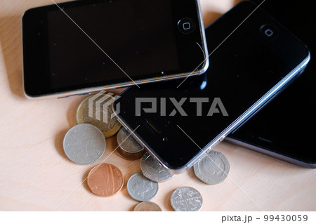 ホームボタンのあるスマートフォンと海外のお金 ホームボタンのあるスマートフォンと海外のお金 99430059