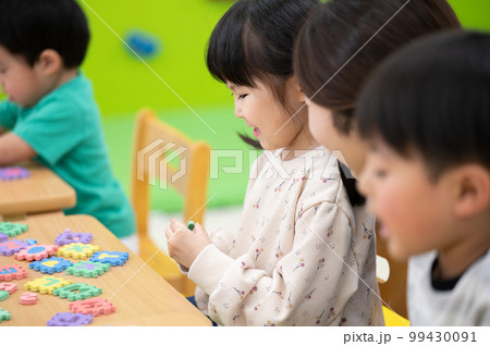 保育所や託児所、幼稚園などで過ごす子どもたち　英語の勉強 99430091