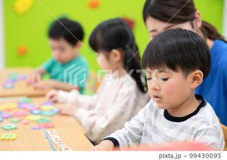 保育所や託児所、幼稚園などで過ごす子どもたち　英語の勉強 99430095