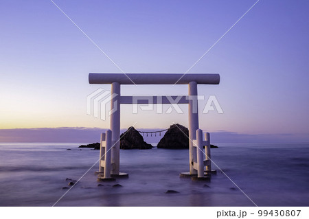 夕暮れ時の美しい二見ヶ浦の白い鳥居と夫婦岩(福岡県糸島市) 夕暮れ時の美しい二見ヶ浦の白い鳥居と夫婦岩(福岡県糸島市) 99430807