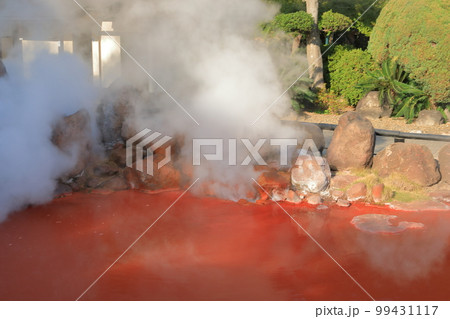 湯けむりが立ち込める別府海地獄にある赤池の眺め 湯けむりが立ち込める別府海地獄にある赤池の眺め 99431117