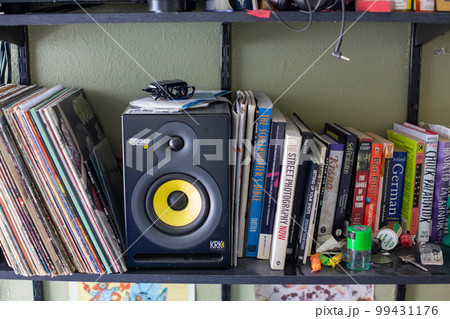 レコードと本とスピーカーが並んだ本棚 レコードと本とスピーカーが並んだ本棚 99431176