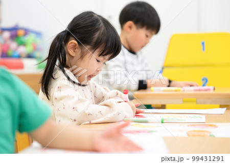 お絵かきをする子供たち お絵かきをする子供たち 99431291