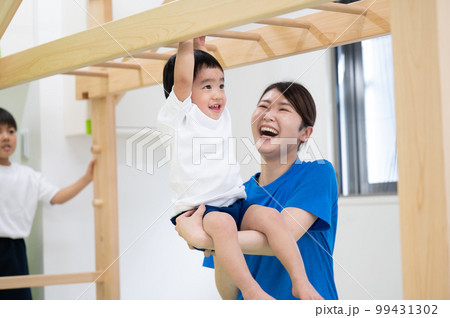 スポーツクラブや保育園でうんていをする子供 99431302