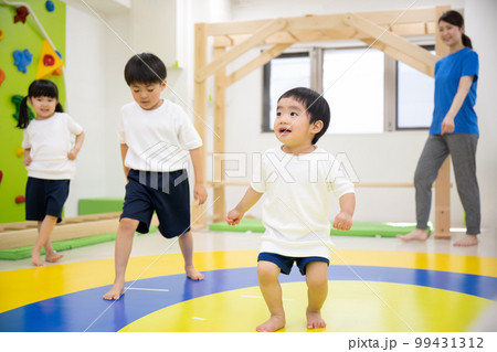ダンスや体操をするかわいい幼児 ダンスや体操をするかわいい幼児 99431312