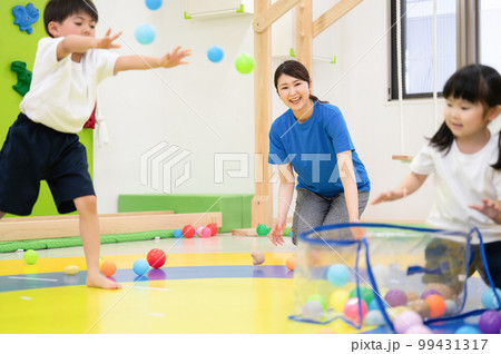 ボール遊びをする子供たち 99431317