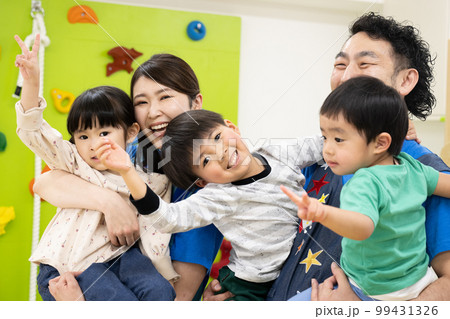 楽しそうな保育園や習い事、幼稚園の様子 多人数 楽しそうな保育園や習い事、幼稚園の様子 多人数 99431326
