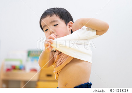 着替えを練習する子ども 着替えを練習する子ども 99431333