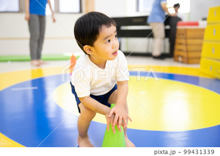 保育園や幼稚園で運動をする子供 99431339