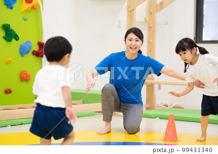 保育園や幼稚園で運動をする子供 99431340