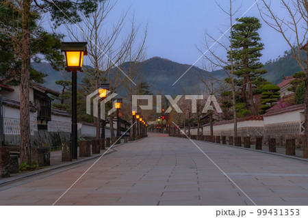 春早朝の津和野町、市街地風景 99431353