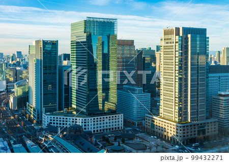 東京都市風景　朝の東京駅丸の内口　高層ビル群 99432271