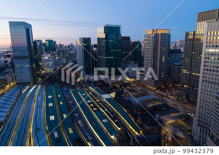 東京都市風景 早朝の東京駅 全景 東京都市風景 早朝の東京駅 全景 99432379